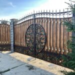 Ворота деревянные с коваными элементами